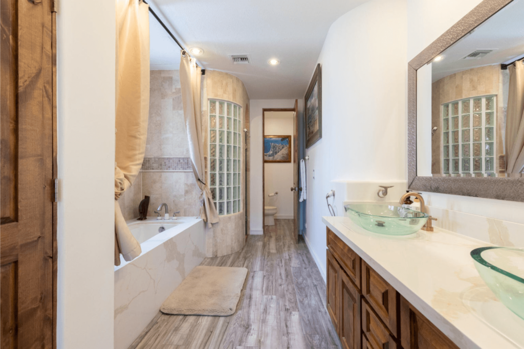 Bella Sirena A-405 Bathroom